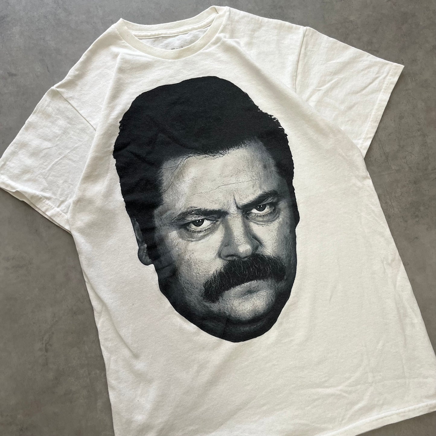 【USED】Parks And Recreation Face Print Tee Character Photo T-Shirt